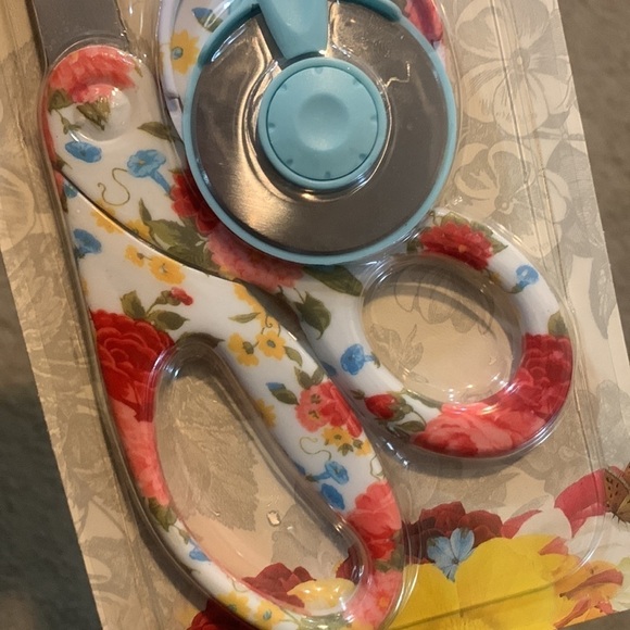 The Pioneer Woman Sweet Rose 45mm Rotary & 8" Fashion Scissors Set: New - Picture 5 of 7